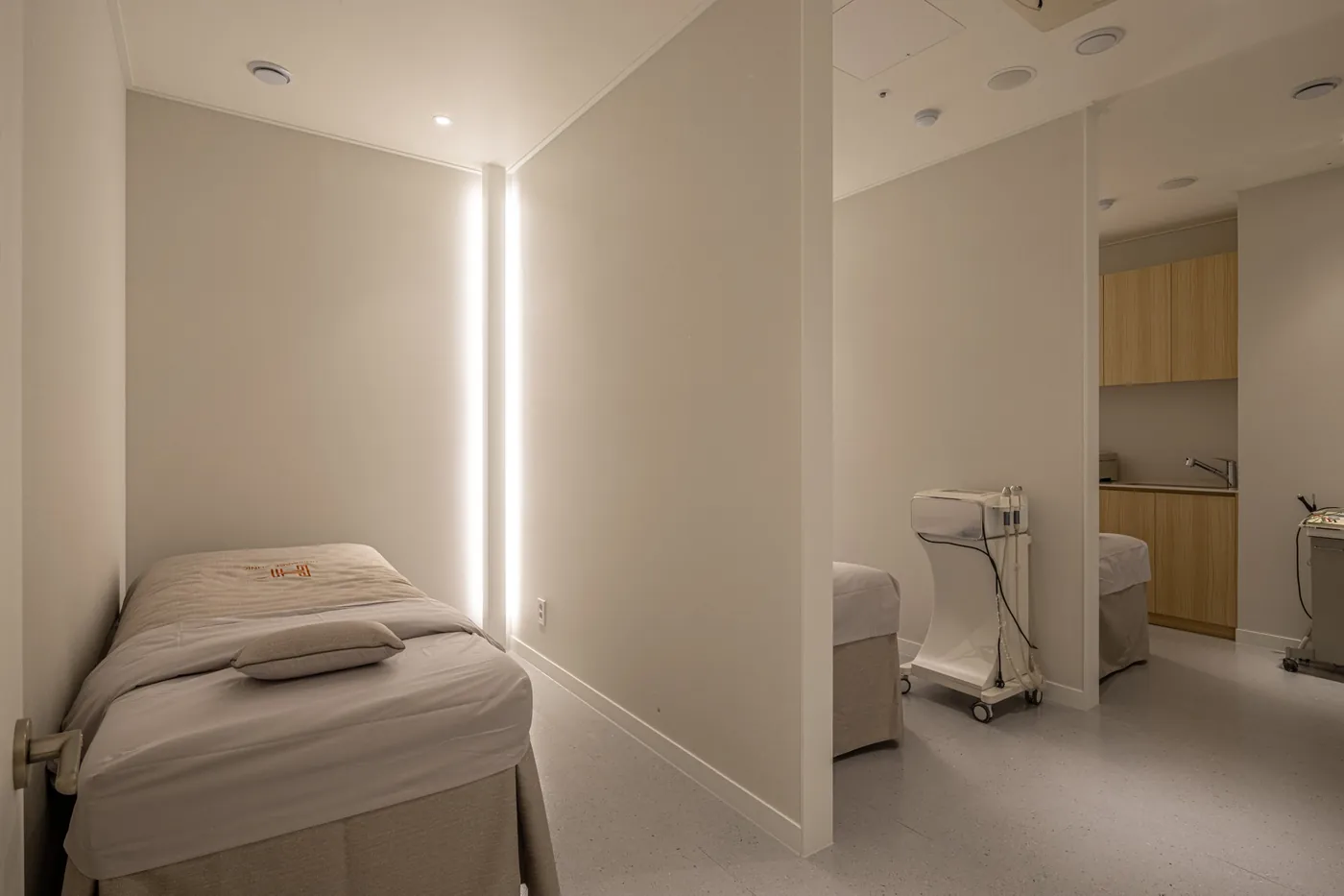 Care room with separate beds